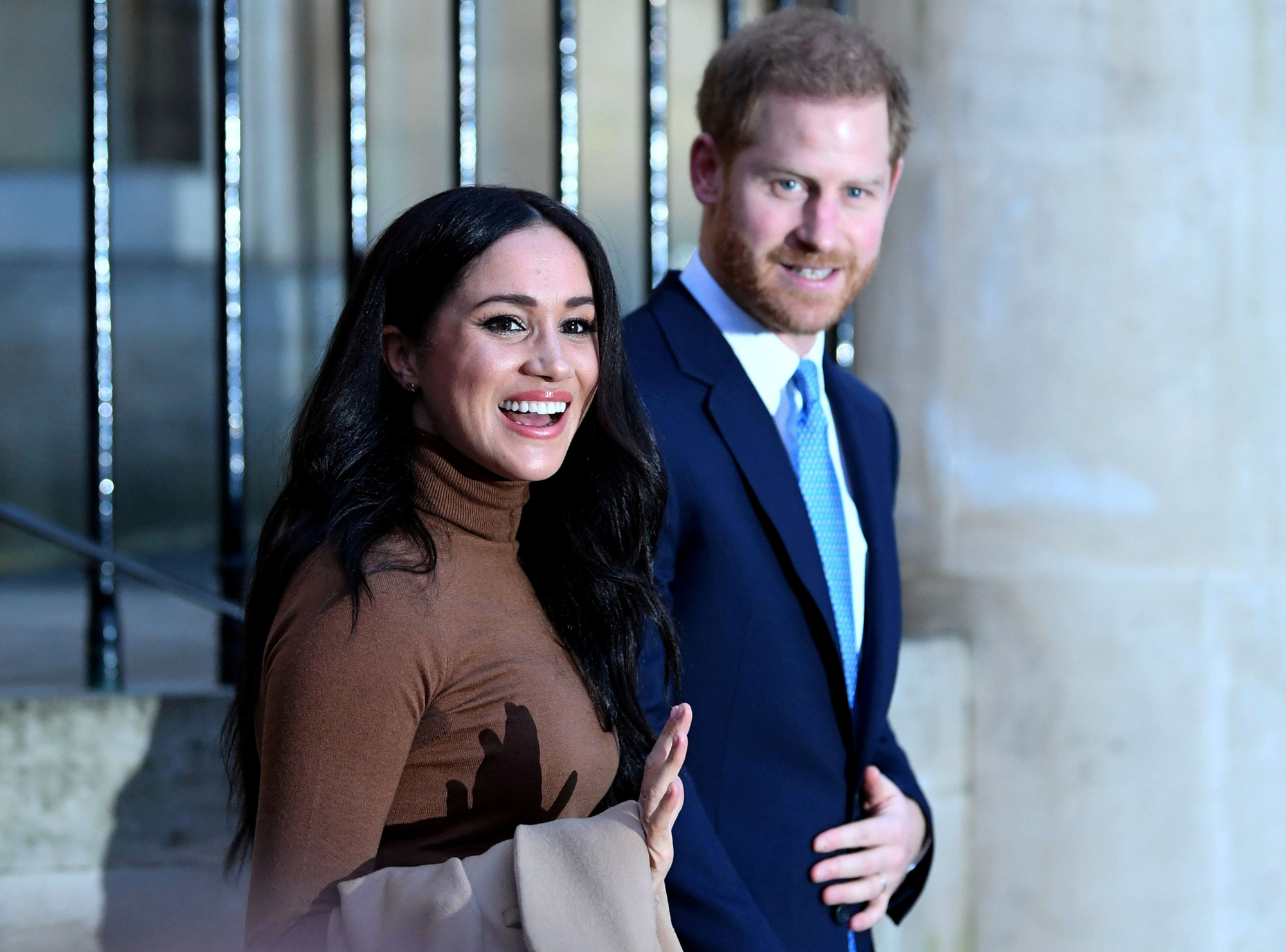 Cặp đôi Harry và Meghan sẽ rời khỏi Hoàng gia... | HỆ THỜI SỰ CHÍNH TRỊ TỔNG HỢP - VOV1