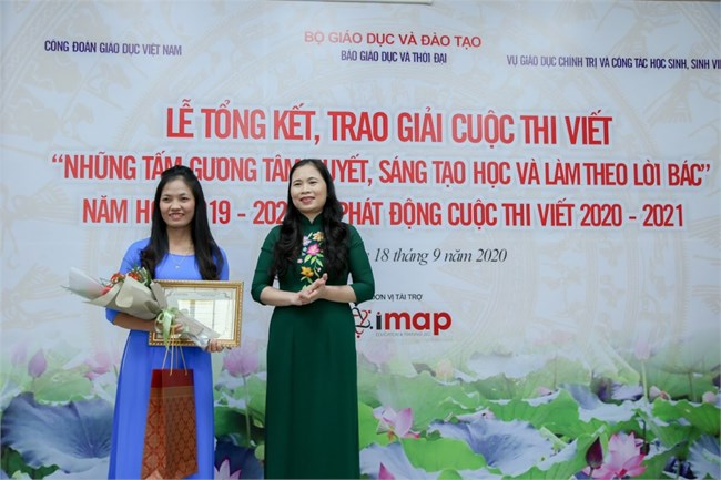 Cô giáo Nguyễn Thị Lệ với tác phẩm “Bông hoa đẹp giữa đời thường” (20/10/2020)