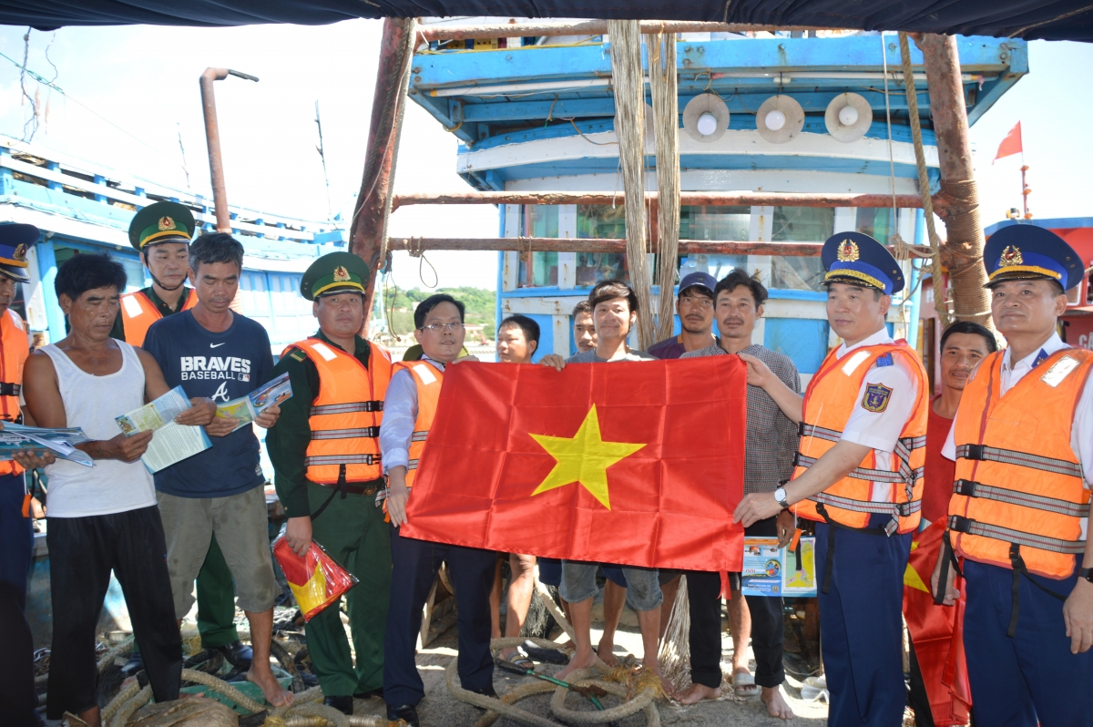 Đưa pháp luật biển đến với ngư dân tại huyện đảo Bạch Long Vĩ (8/10/2020)