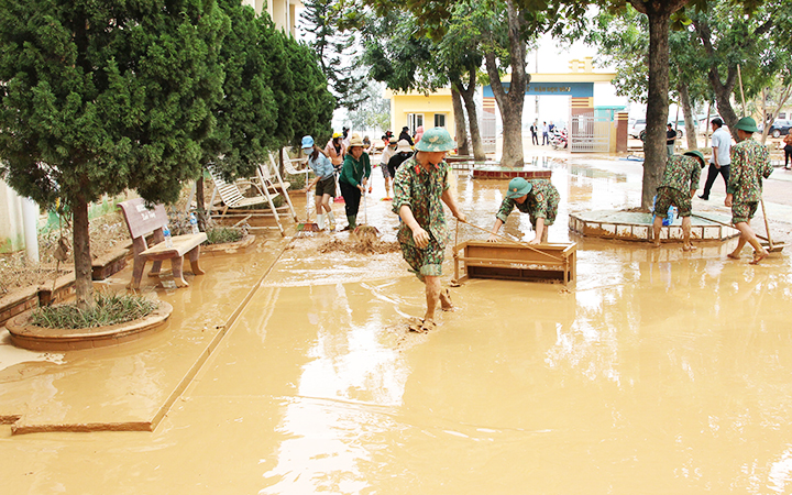 “Thay lời tri ân”: Chăm lo đời sống giáo viên và học sinh vùng lũ (Ngày 20/11/2020)