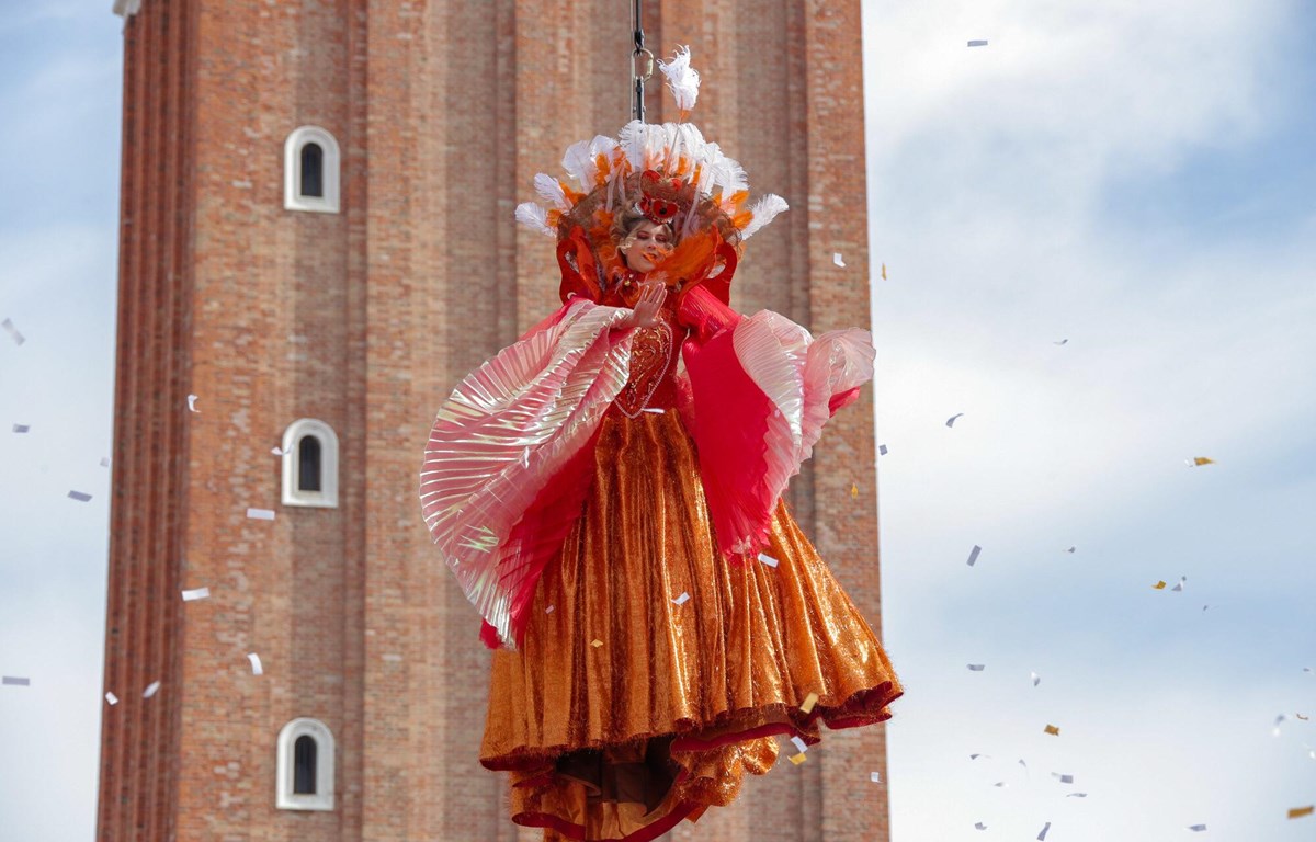 “Thiên sứ bay” lộng lẫy mở màn lễ hội Carnival Venice ở Italia (18/2/2020)