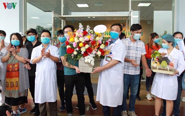 30 người từ Vũ Hán trở về xuất viện, tiếp tục theo dõi y tế tại nhà (2/3/2020)