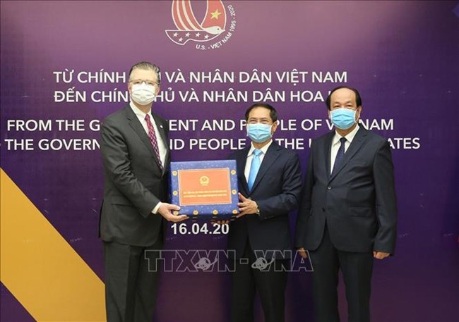 THỜI SỰ 21H30 ĐÊM 16/4/2020: Việt Nam trao vật tư y tế phòng, chống dịch Covid-19 tặng các nước Nhật Bản, Hoa Kỳ và Nga