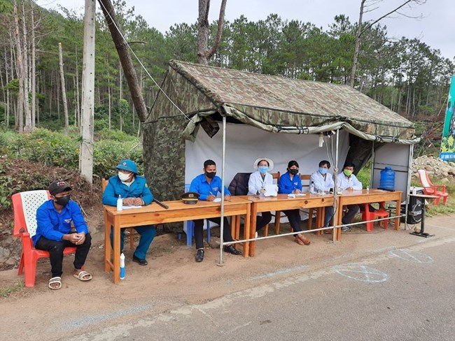 Đội hình thanh niên tình nguyện chung tay phòng chống dịch Covid-19 ở Lâm Đồng (11/4/2020)