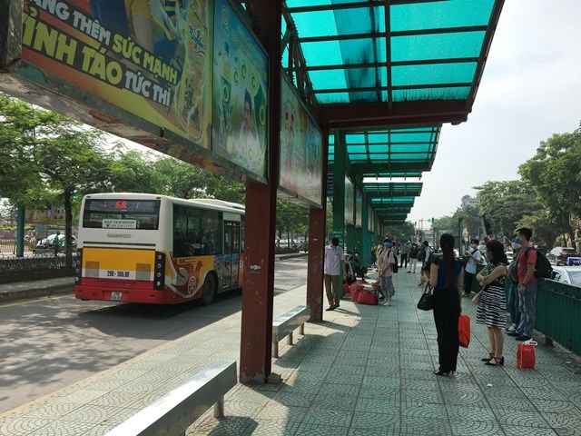 Người dân Hà Nội vui mừng khi xe bus hoạt động trở lại (4/5/2020)