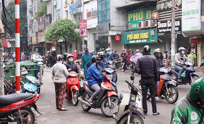 Hà Nội: nhộn nhịp lao động tự do quay trở lại thành phố (9/5/2020)