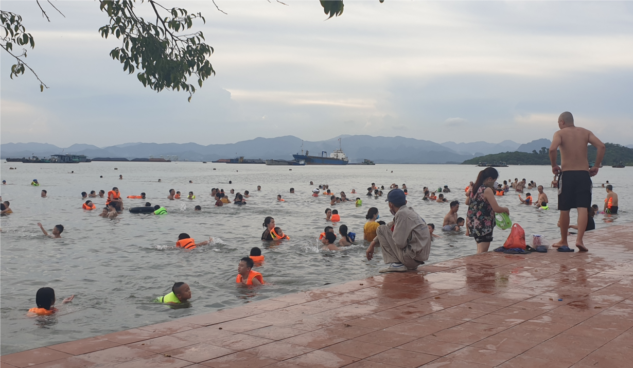 Hạ Long, Quảng Ninh: Nắng nóng, người dân đến bãi tắm tự phát bất chấp nguy hiểm (10/6/2020)