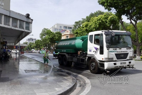 Sở Xây dựng Hà Nội “lên tiếng” về việc tưới nước, rửa đường (10/6/2020)