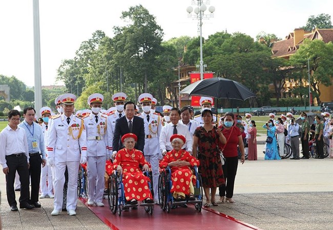 Đoàn Đại biểu các mẹ VNAH vào Lăng viếng Chủ tịch Hồ Chí Minh (24/7/2020)