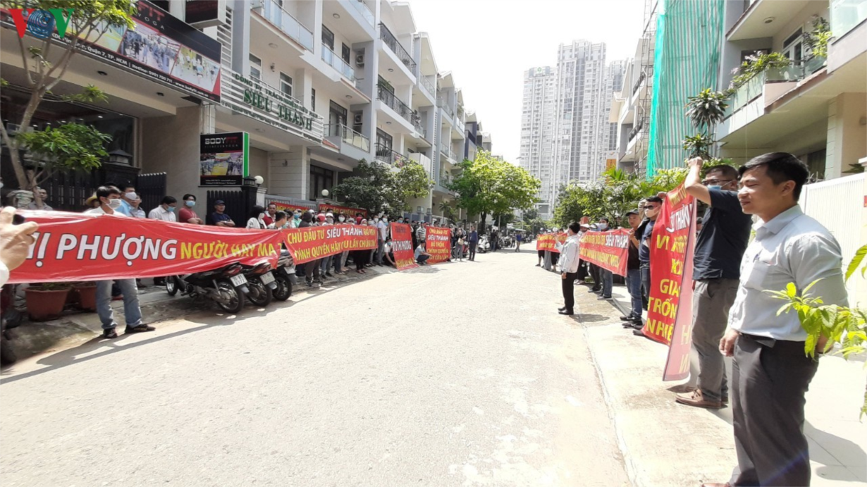 Oằn lưng cõng lãi ngân hàng và phí thuê nhà do mua phải chung cư chậm bàn giao (15/7/2020)