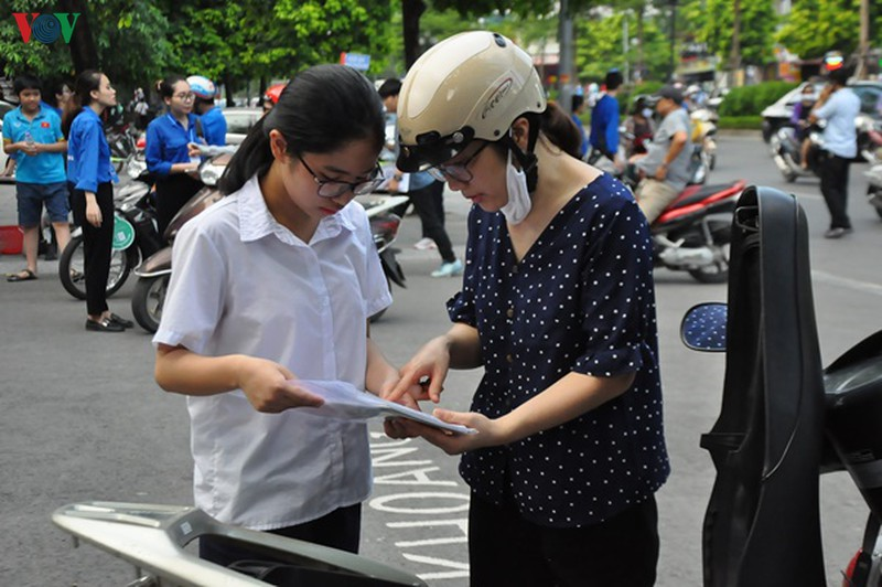 Hà Nội gần 89.000 thí sinh tới làm thủ tục dự thi vào lớp 10 (16/7/2020)