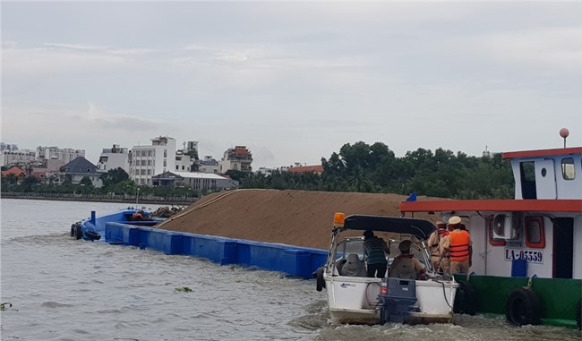 Nhiều phương tiện bất chấp cảnh báo, cố tình vi phạm an toàn giao thông đường thủy (10/7/2020)