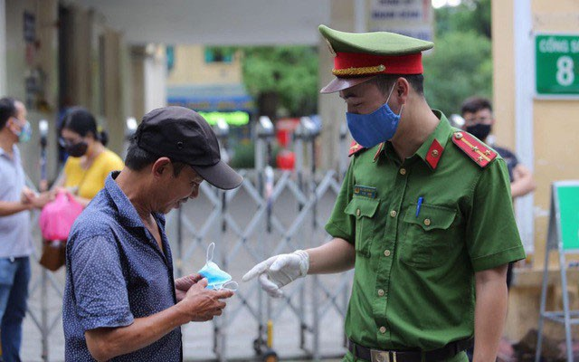 Hà Nội xử phạt hàng trăm trường hợp không đeo khẩu trang khi ra đường (26/8/2020)