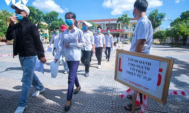 THỜI SỰ 12H TRƯA 9/8/2020: Các thí sinh cả nước hoàn thành môn thi đầu tiên của của kỳ thi tốt nghiệp Trung học phổ thông năm nay trong điều kiện phòng chống COVID-19. 