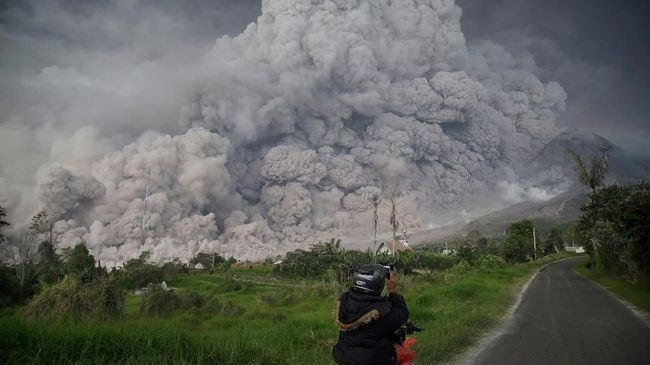 Núi lửa Sinabung phun trào nhiều lần, cảnh báo dung nham lạnh (10/8/2020)