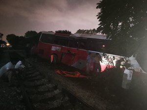 Tàu hỏa va chạm ô tô: tài xế và 6 học sinh bị thương nhập Bệnh viện 103 (29/9/2020)