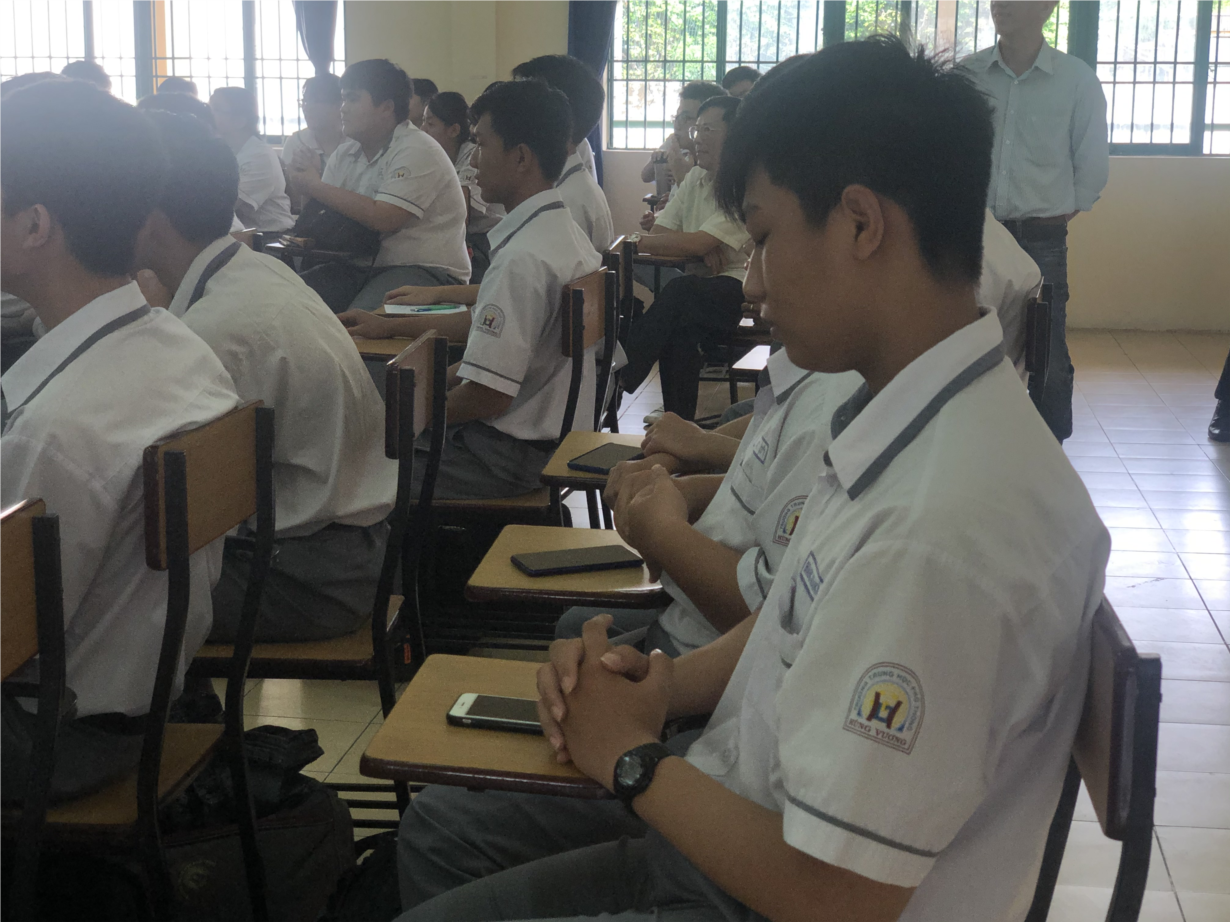 Học sinh sử dụng điện thoại trong giờ học: Cấm hay quản đều khó (26/9/2020)