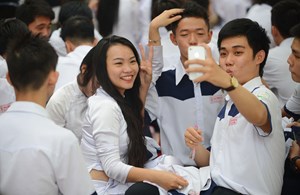 Nhiều ý kiến trái chiều xoay quanh việc cho phép học sinh đến trường mang điện thoại (22/9/2020)