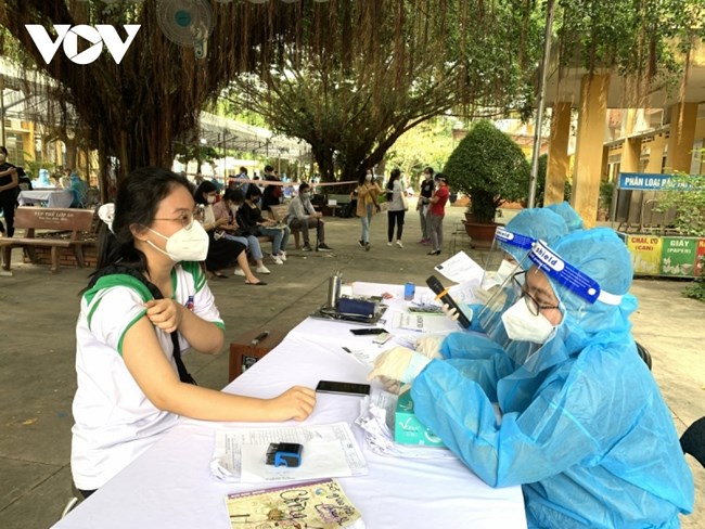 TP.HCM: Học sinh, phụ huynh vui mừng vì trẻ được tiêm vaccine COVID-19 (27/10/2021)