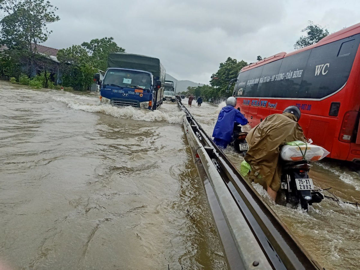 THỜI SỰ 12H TRƯA 24/10/2021: Mưa lớn 2 ngày qua khiến nhiều địa phương ở miền Trung bị ngập sâu 