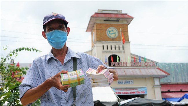 Cần Thơ: Sức mua tăng vọt, người bán vé số 