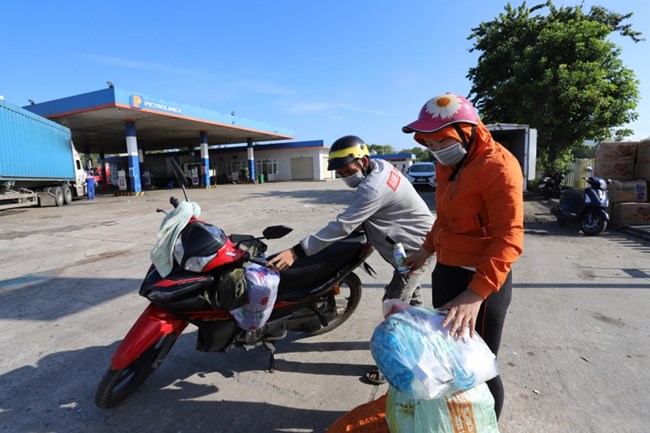 Hàng ngàn người đi xe máy từ phía Nam về quê (04/10/2021)