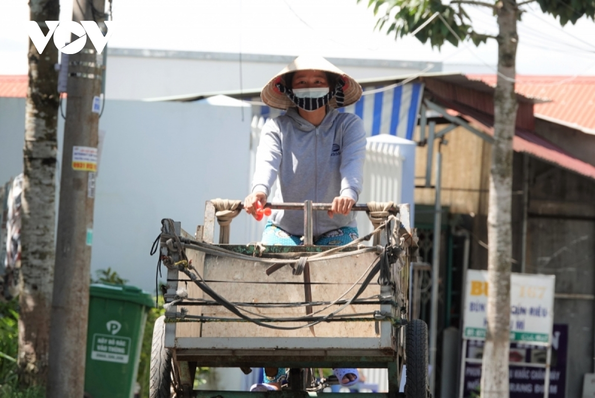  Nụ cười đã trở lại trên khuôn mặt những người thu mua ve chai ở Cần Thơ (08/10/2021)
