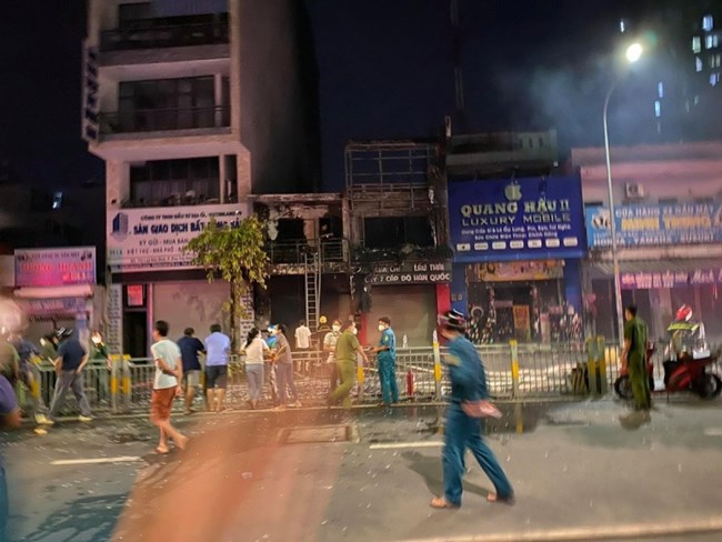 4 người thoát nạn, 1 người tử vong trong vụ cháy nhà ở quận Tân Phú đêm 3/10 (04/10/2021)