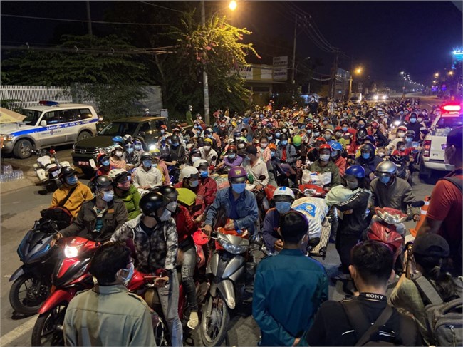 THỜI SỰ 6H SÁNG 1/10/2021: Hàng nghìn người đi xe máy từ TP HỒ CHÍ MINH về quê khiến thành phố ùn ứ nhiều giờ.