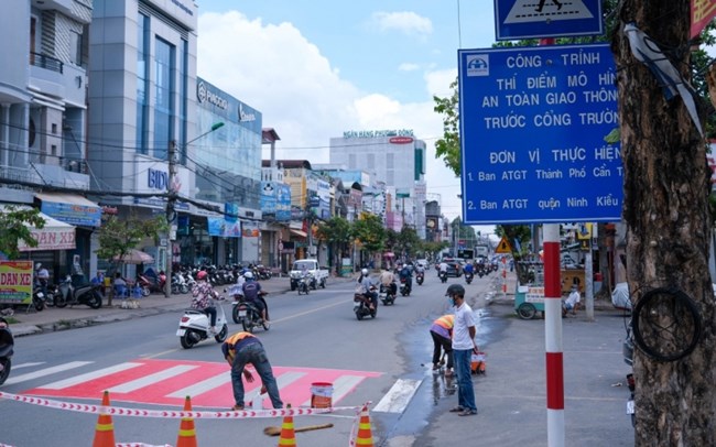 Cần Thơ: Thí điểm “Thảm an toàn cho học sinh qua đường” trước cổng trường học (23/10/2021)