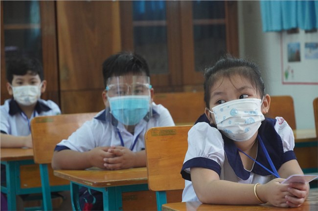 TP. Hồ Chí Minh: Phụ huynh, học sinh cuối cấp mong sớm được đến trường (3/11/2021)