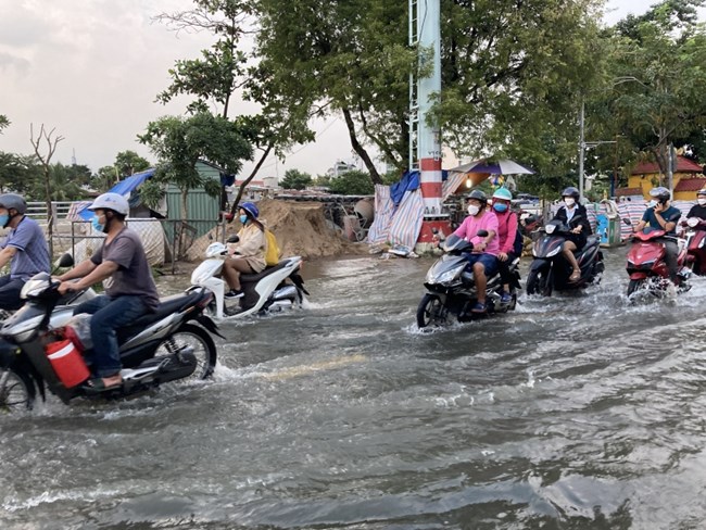 Triều cường đạt đỉnh, người dân TP.HCM khổ sở vì nước ngập (6/11/2021)