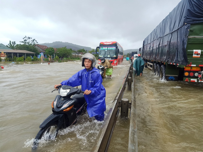 THỜI SỰ 21H30 ĐÊM 30/11/2021: Các tỉnh miền Trung cần chủ động ứng phó với mưa lớn, lũ cuốn hạn chế thiệt hại cho dân.