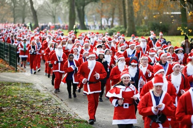 Độc đáo cuộc thi Santa Run chào đón lễ Giáng sinh (23/12/2021)