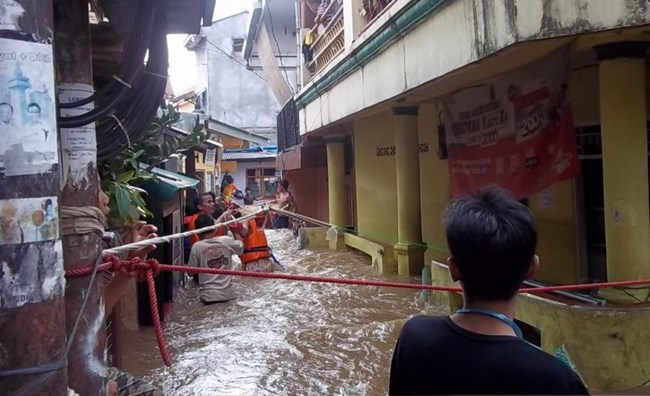 Indonesia chống chọi với lũ lụt khi thời tiết khắc nghiệt tấn công khu vực (23/12/2021)