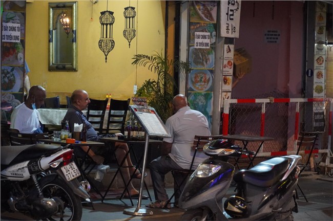 Nhiều nhà hàng, quán bar ở phố Bùi Viện đóng cửa vì Covid-19 bùng phát trở lại (05/02/2021)