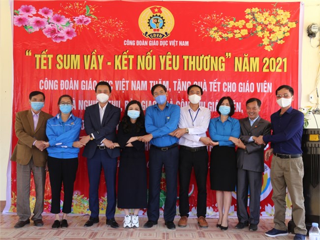 Chăm lo hỗ trợ giáo viên trong dịp Tết Nguyên đán Tân Sửu 2021 (05/02/2021)