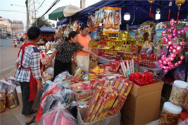 Cuối năm, đi chợ Tết Việt tại Lào (10/02/2021)