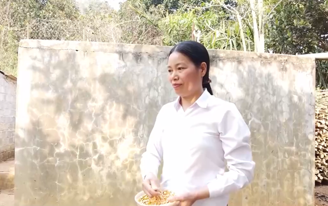 Người phụ nữ truyền lửa cho hội viên phụ nữ tại bản tái định cư Chiềng Yên (08/03/2021)