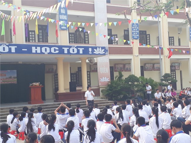 Nhà giáo Hợp Thanh, huyện Mỹ Đức, Hà Nội đỡ đầu học sinh nghèo (16/4/2021)