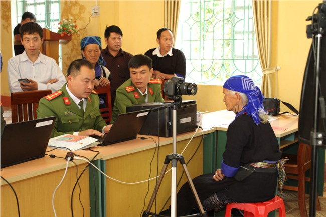 Hỗ trợ làm thẻ căn cước công dân ở vùng đồng bào dân tộc thiểu số Yên Bái (10/04/2021)