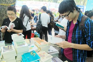 Văn hóa đọc sách gặp nhiều thử thách trong kỷ nguyên số và Internet (17/04/2021)