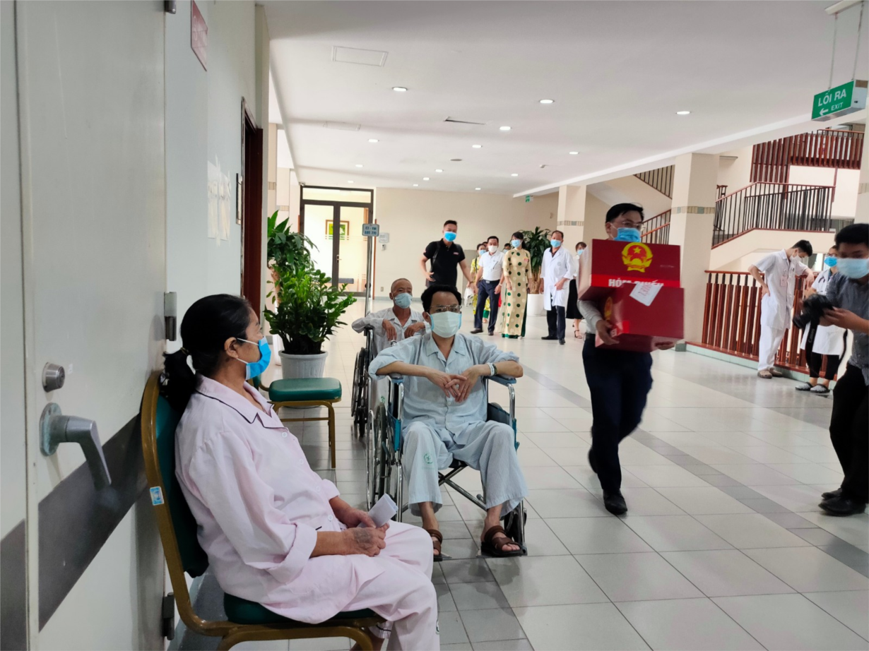 Nhiều bệnh nhân Bệnh viện Bạch Mai ngồi xe lăn đi bầu cử (23/5/2021)