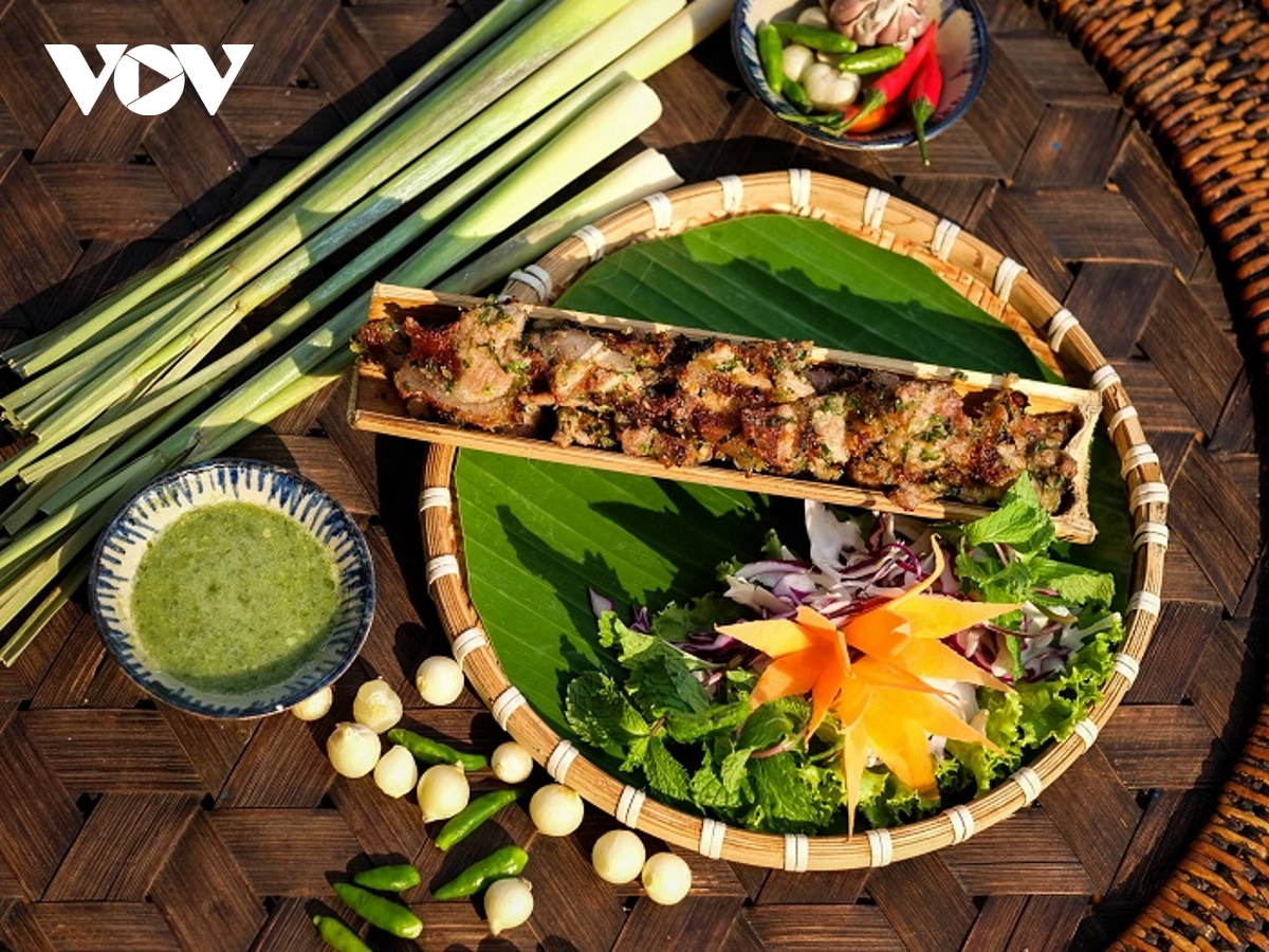 Món ẩm thực ở Đăc Lắc: Đặc sản heo lai hấp, nướng ống tre (7/5/2021)
