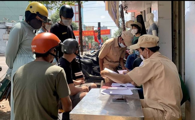 Gia lai: Hơn 200 trường hợp bị xử phạt vì không đeo khẩu trang nơi công cộng (04/05/2021)