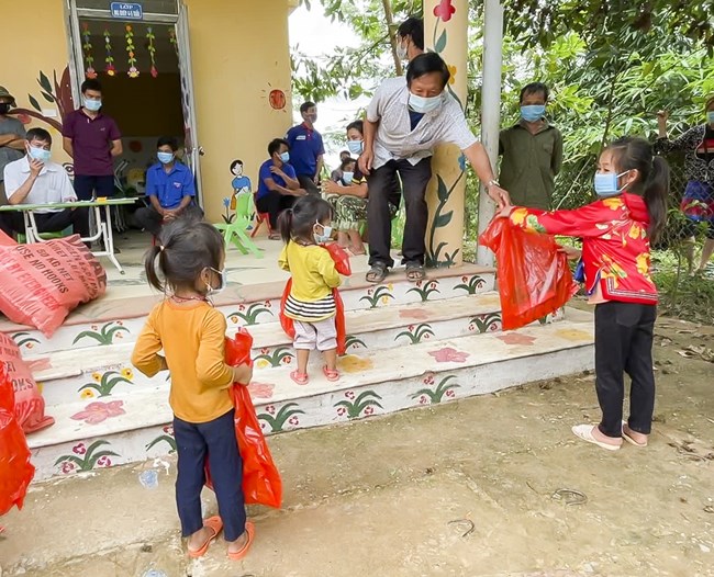 Tết thiếu nhi đặc biệt trong khu cách ly ở Nậm Pồ - Điện Biên (1/6/2021)