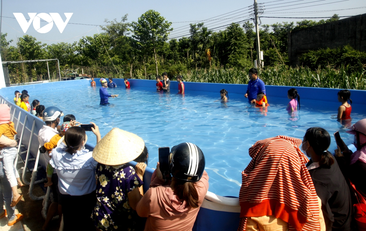 Bể bơi di động đến với trẻ em vùng sâu ở Đắk Lắk (24/6/2021)