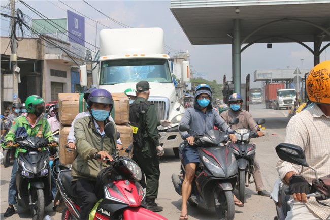 Ngày đầu Đồng Nai kiểm soát người từ TPHCM: Người hoang mang, người lỡ kế hoạch (5/6/2021)