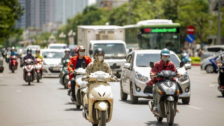 Nắng nóng làm đảo lộn cuộc sống của người dân Hà Nội (2/6/2021)