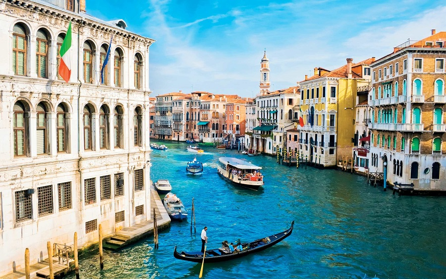 Những con tàu cánh ngầm chạy bằng điện đầu tiên trên thế giới ở thành phố Venice, Italia (13/06/2021)